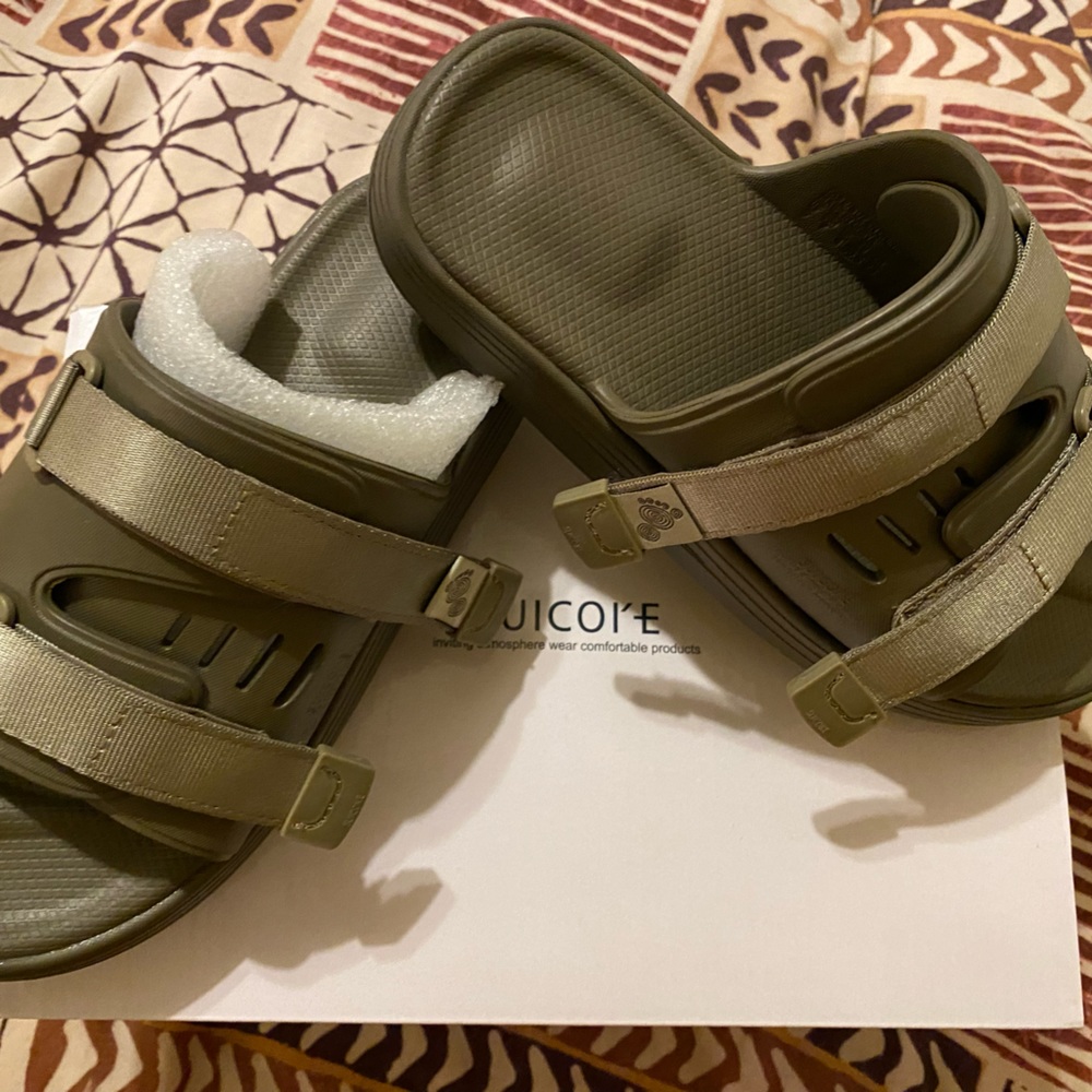 💯 Authentic brand new never worn Suicoi'e size 5!  Super comfortable brand!